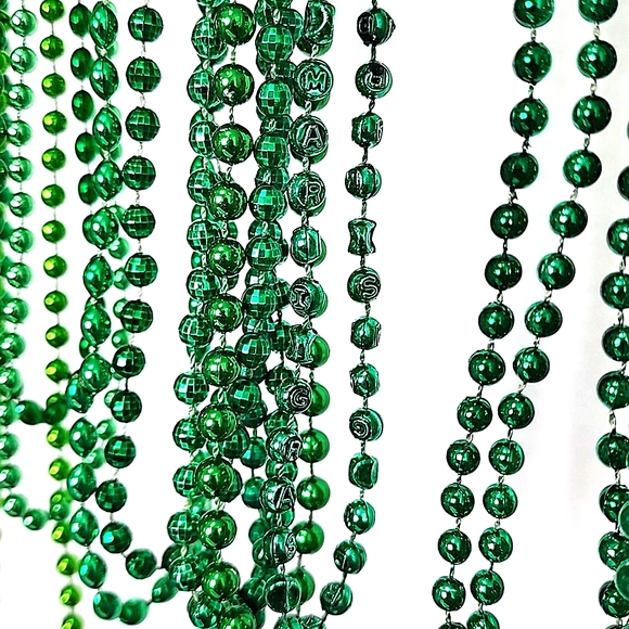 Green Bead Necklaces various shapes 17 strands - Picture 3 of 5